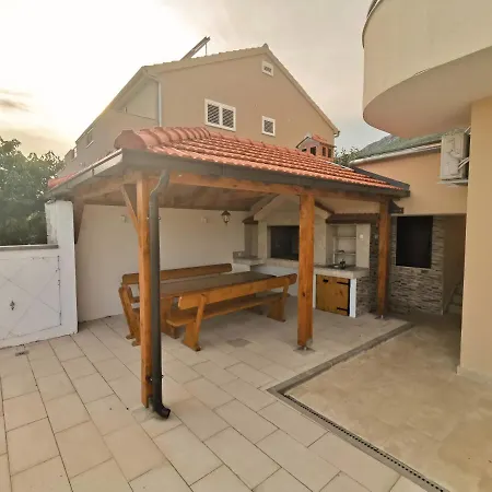 Apartment A4 Kevic *